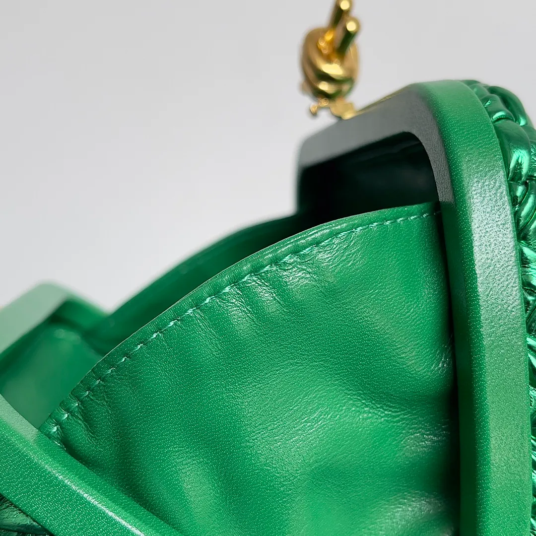 Batch 2020 BV Knot | The classic return of the evening bag. Original leather ➕ Stainless steel hardware ➕ 24k real gold plating ➕ Fully handmade. Those who know the history of our brand should have heard that the knot is a story of Bottega Veneta, and it is also one of the more important design elements. Matthieu Blazy's work this season sublimates Knot's classics, with a new knot design and a woven shoulder strap, plus Fouland Intreccio's weaving technology, adding some fashion to the retro and nostalgic feel of the past. Style number: 717622 Size: 20.5*6*12.5